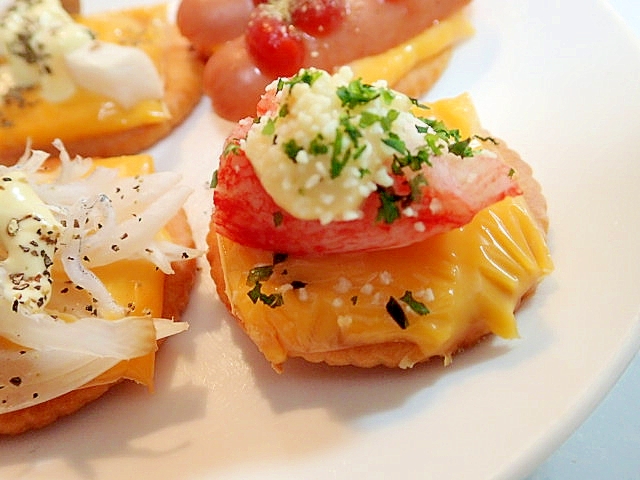 タルタルで　チェダーとシーサラダの焼きクラッカー