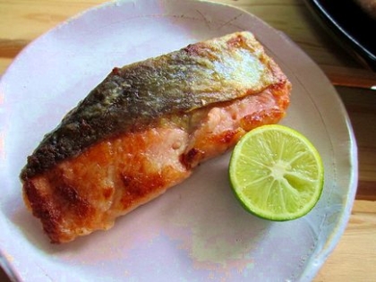 魚釣りに出かけた主人のお弁当のおかずに作りました（vv）　カリッと香ばしい鮭の皮・・美味しいですよね＾＾*