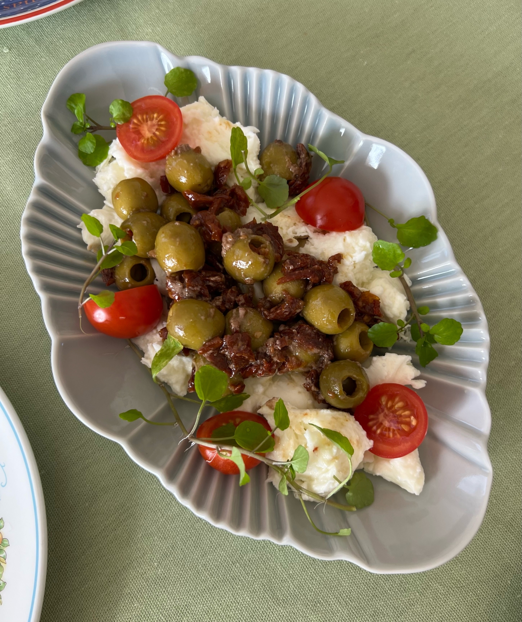 モッツァレラチーズとドライトマトとオリーブのサラダ