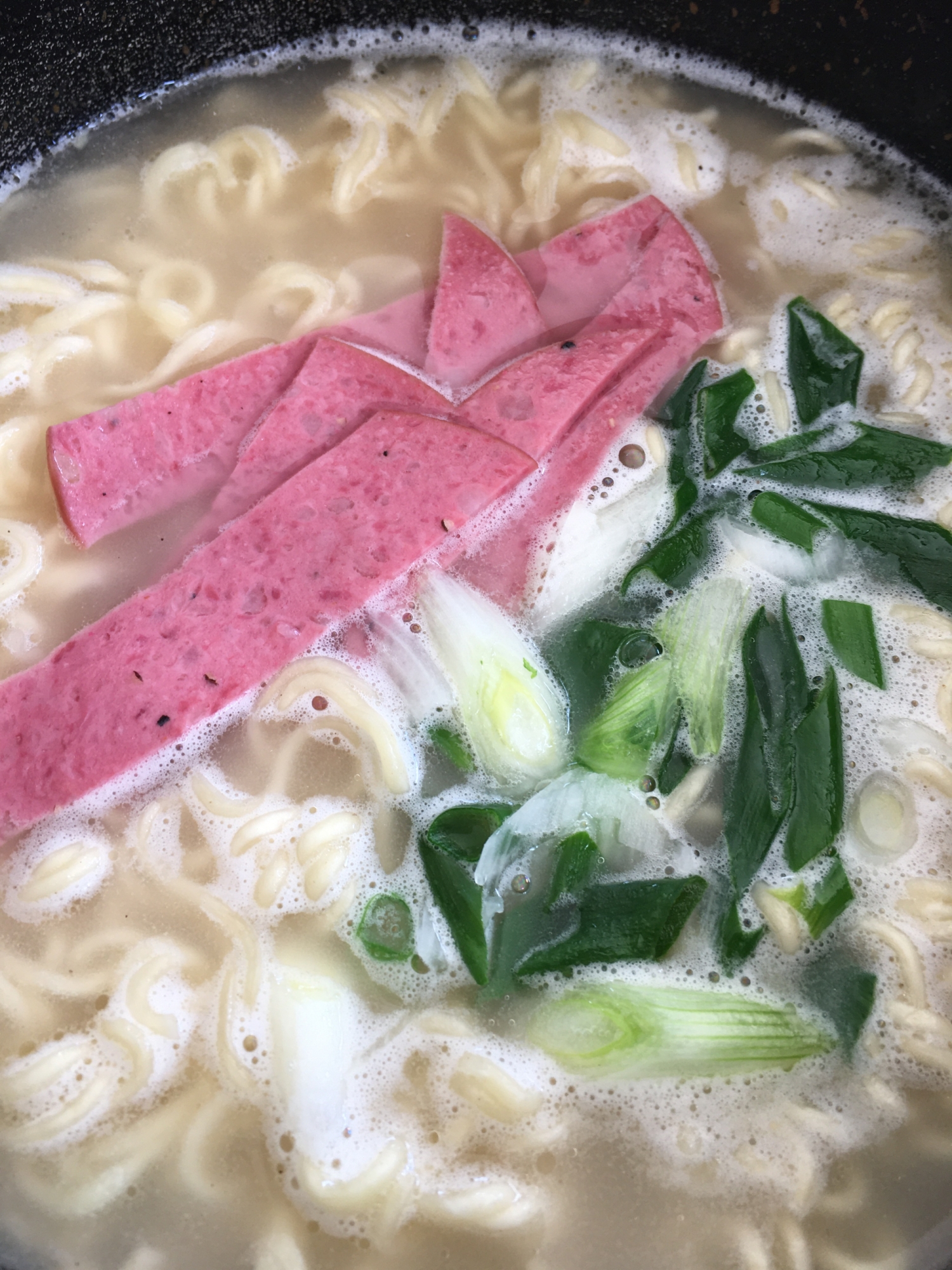 千本ネギとハムのラーメン