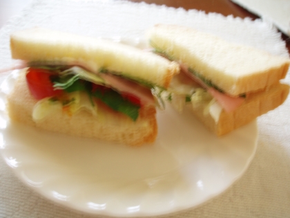 野菜たっぷりのサンドイッチ
