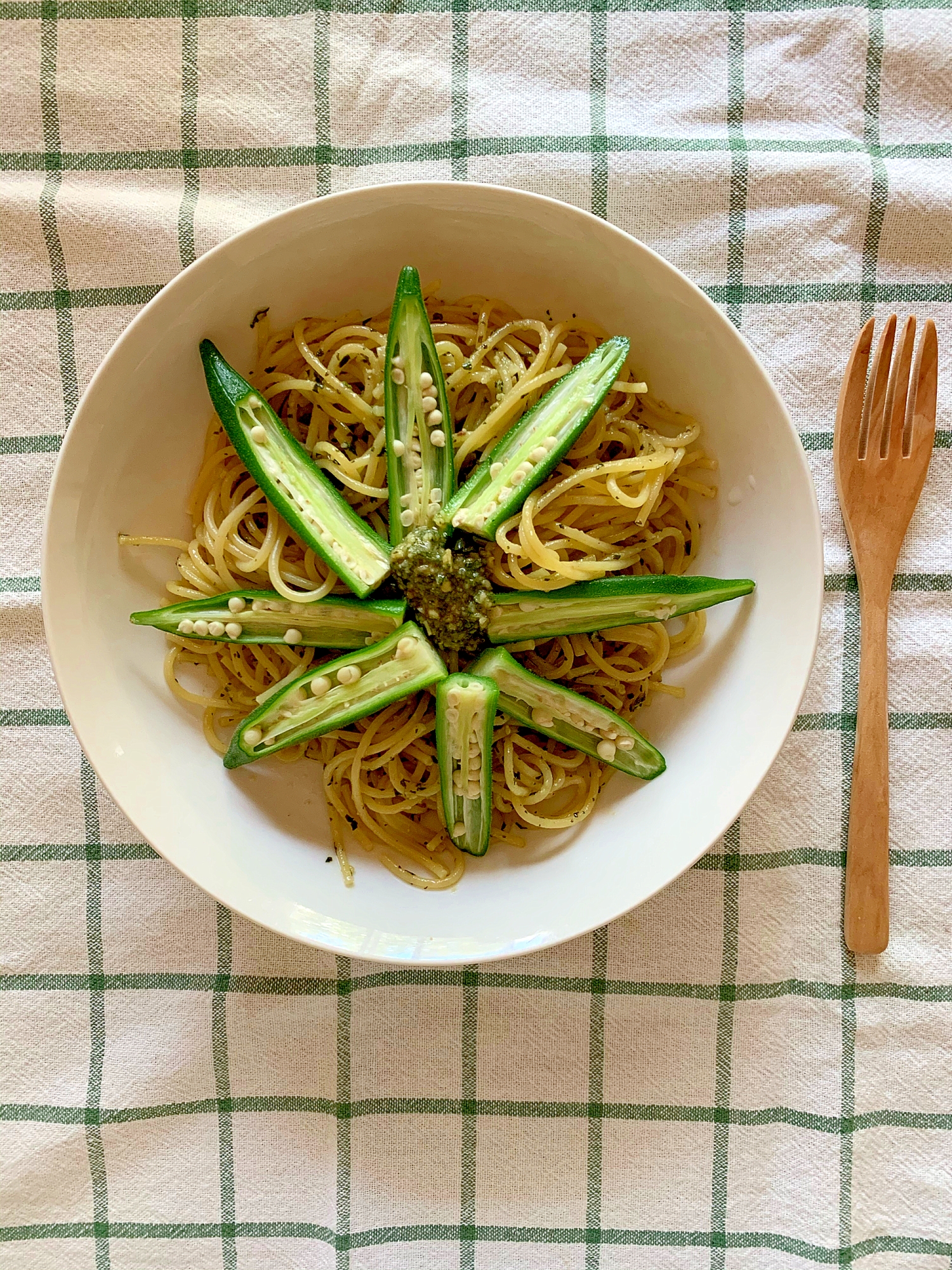 麺にひと手間で抜群に美味い！シソとオクラのパスタ