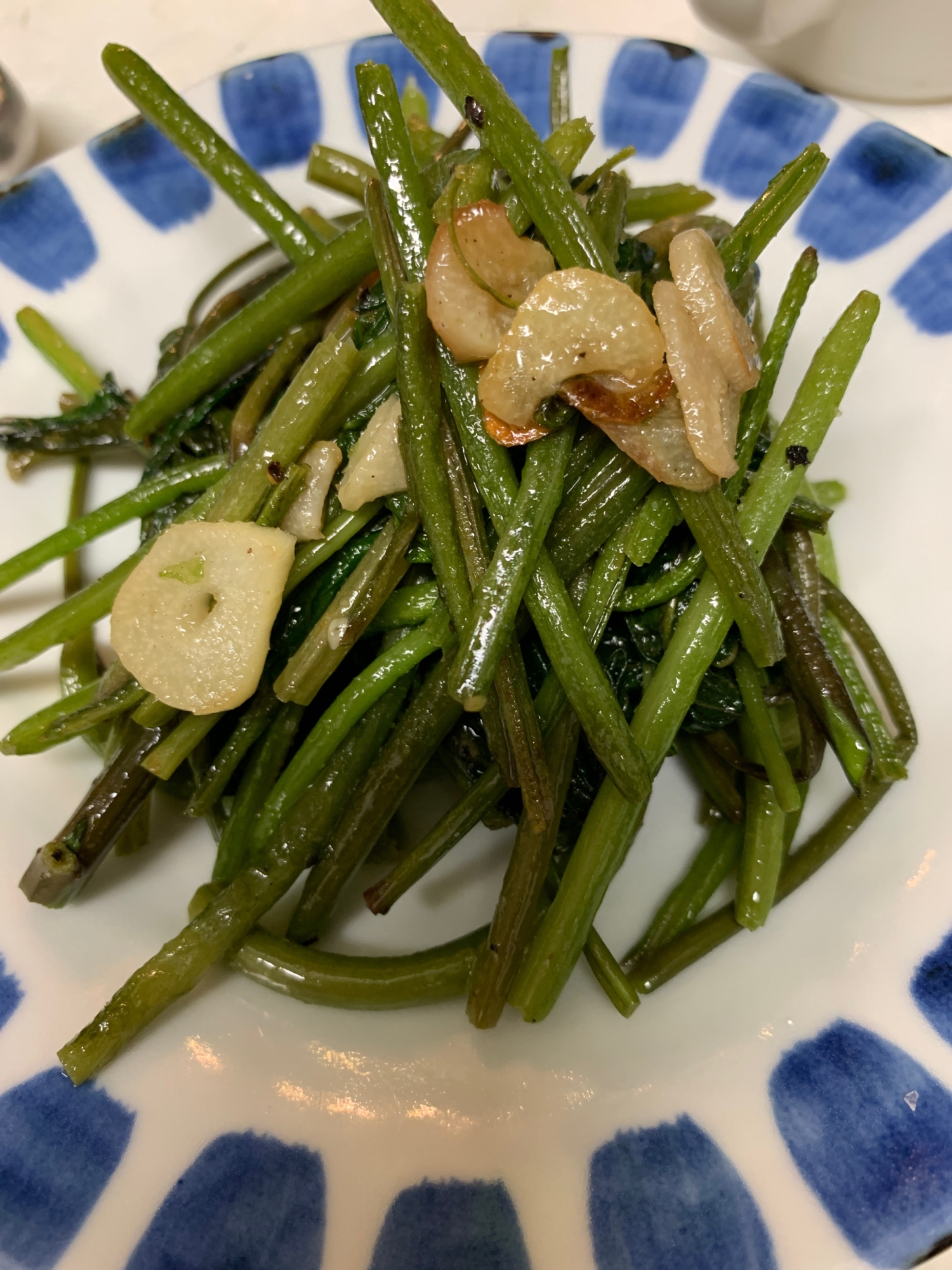 さつまいもの茎と空芯菜のニンニク炒め