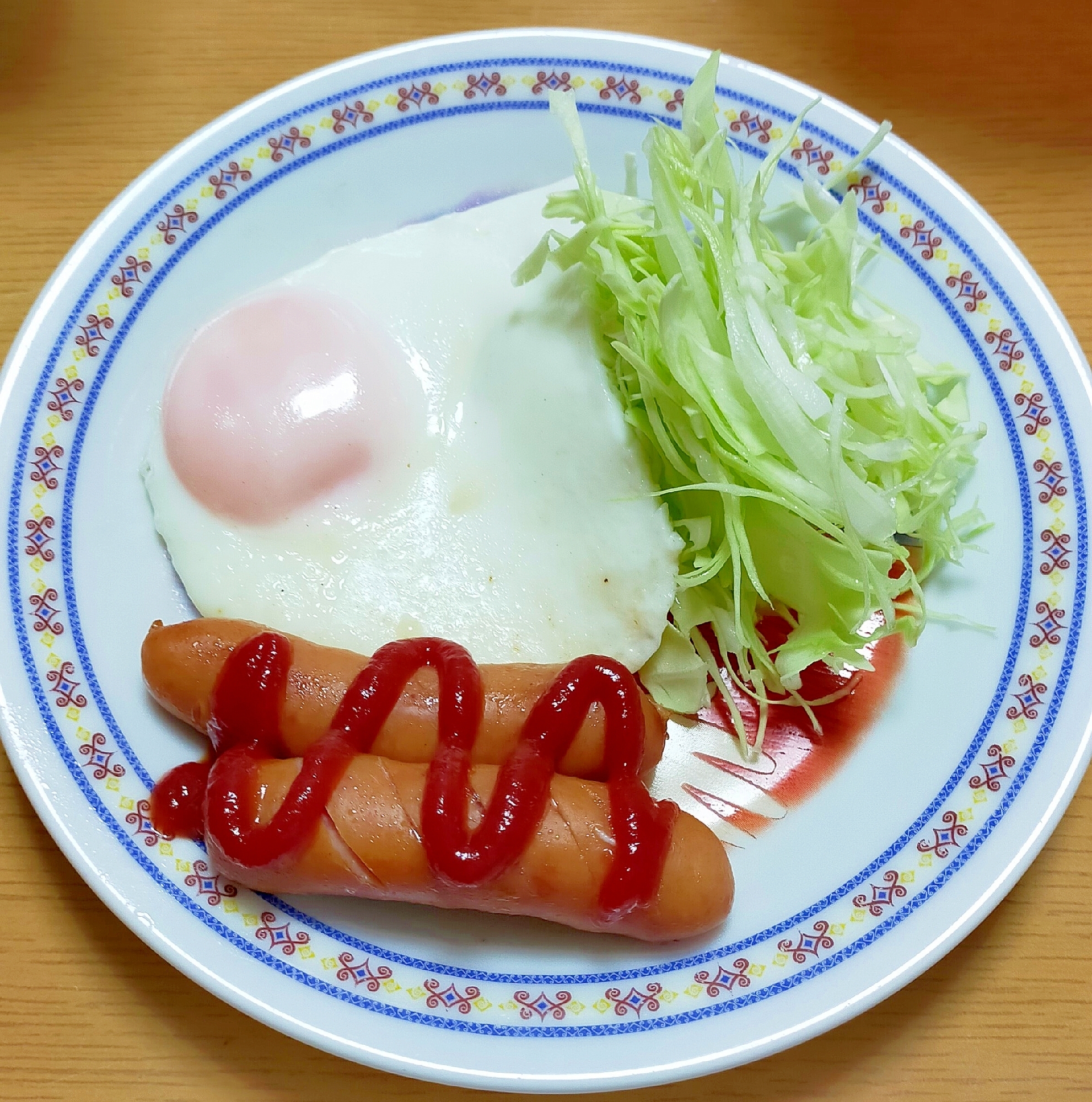 ウインナーと目玉焼きとキャベツのプレート