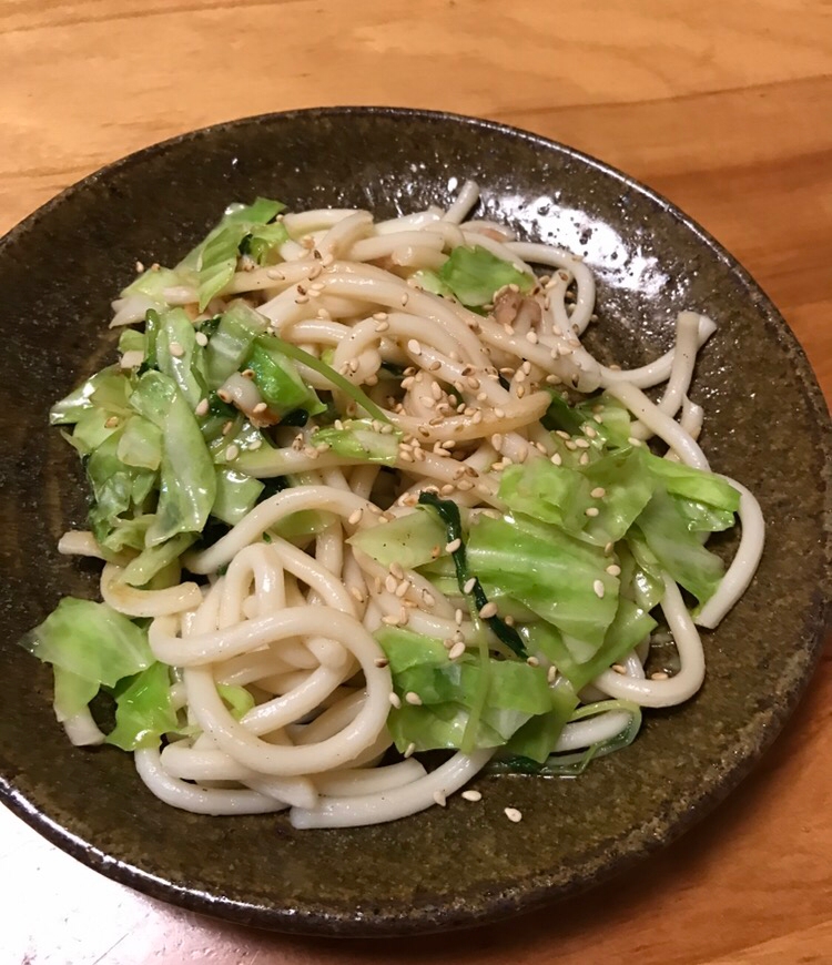 キャベツと豆苗、ツナの白ごま焼うどん