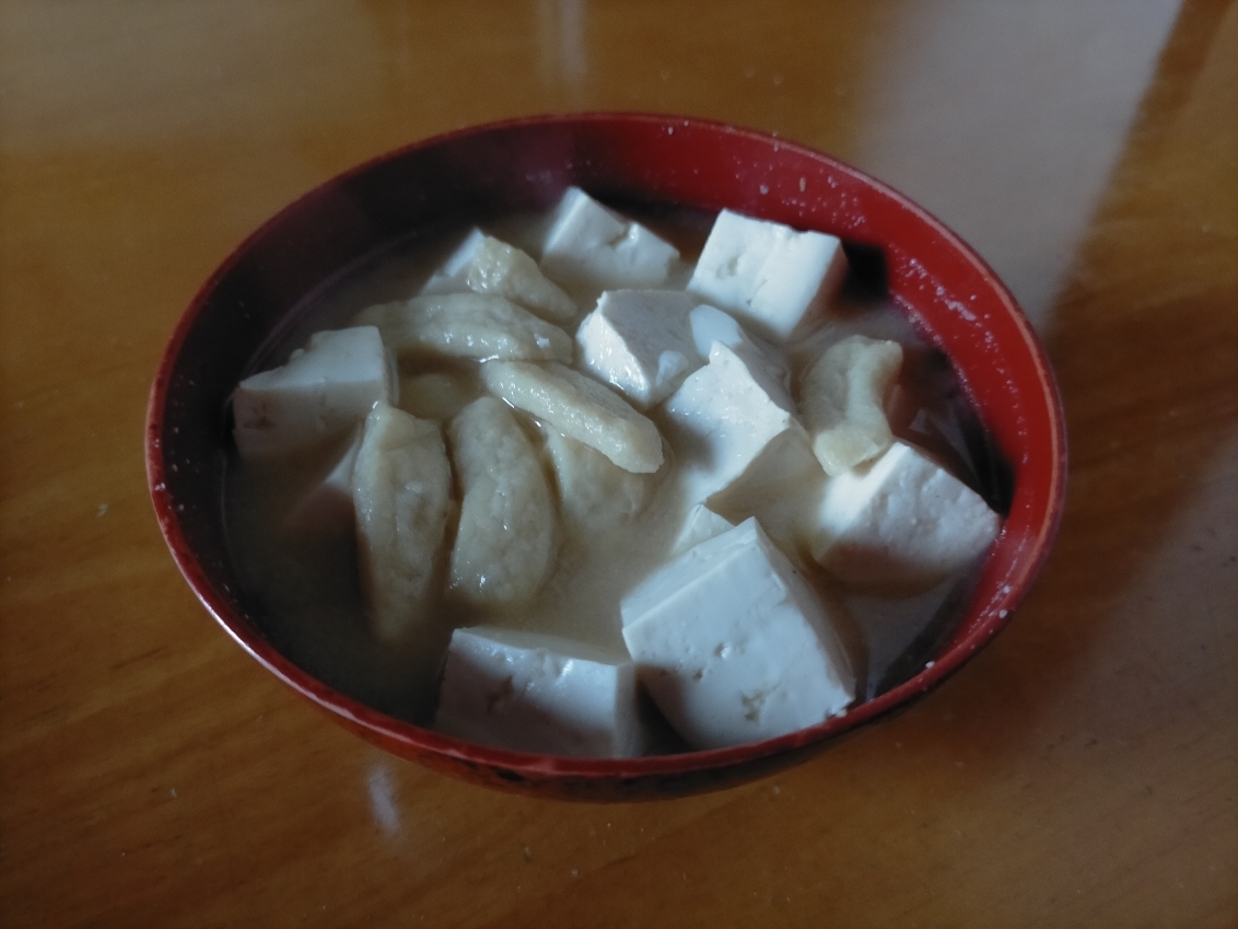 油揚げと木綿豆腐の味噌汁