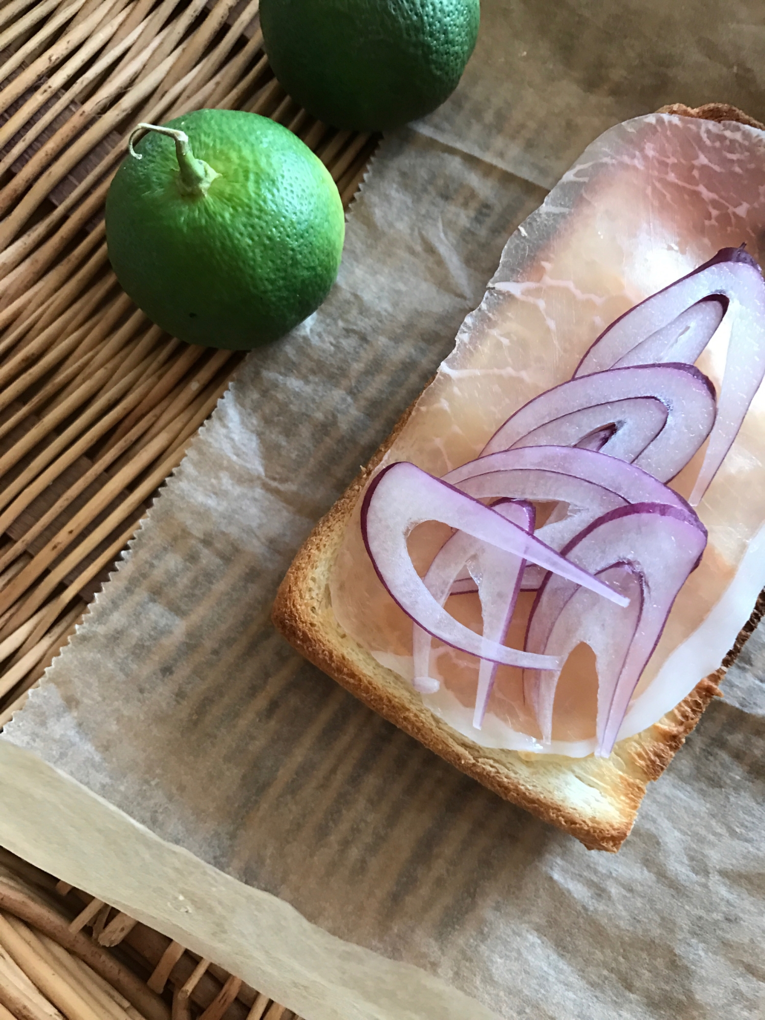 生ハムと紫玉ねぎのチーズトースト