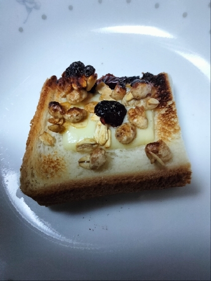 ナッツとレーズンのチーズトースト