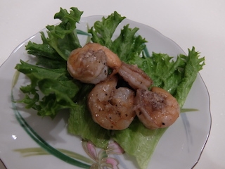白ワインがなくてロゼを使い、みじん切にんにく（瓶詰め）で作りました。サラダ菜に巻いて食べると丁度いい味の濃さでとても美味しかったのでまた作ろうと思います！