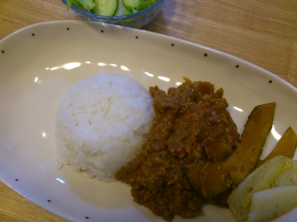 ナスがなかったのでナス抜きで造りましたー！トマトが苦手な娘もパクパク食べていました！
野菜がたっぷり取れて嬉しいレシピですね♪