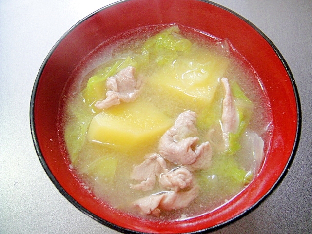 白菜とじゃがいも豚肉の味噌汁