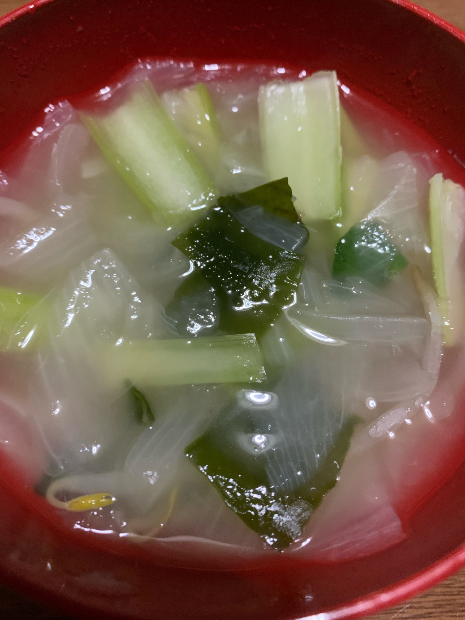 小松菜と玉ねぎ、わかめともやしのコンソメスープ