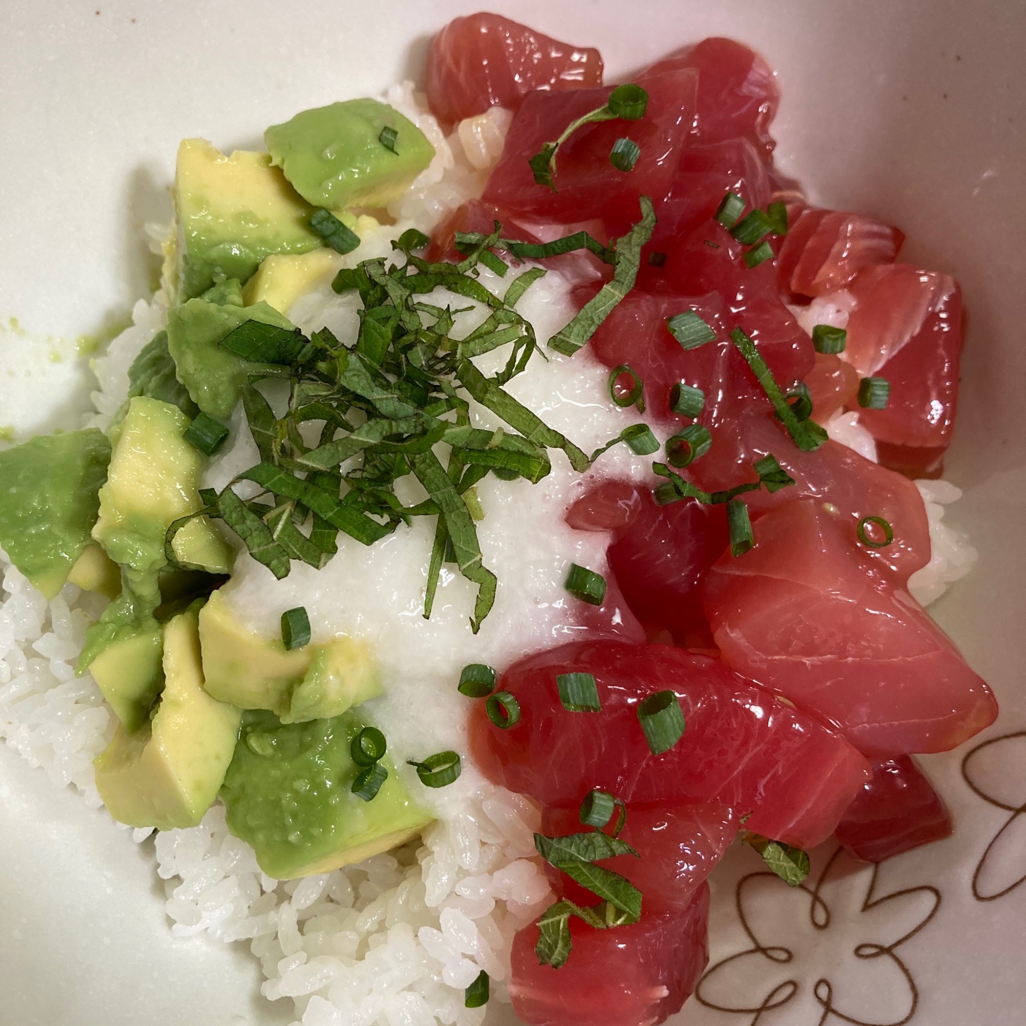 マグロとアボカドの山かけ丼