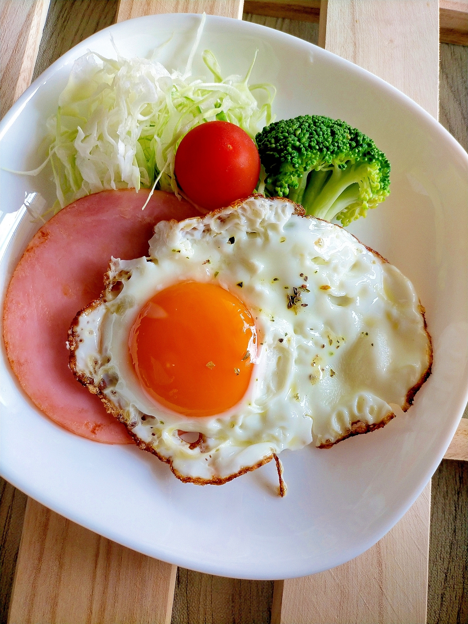 野菜と一緒にハムエッグ!朝食に!