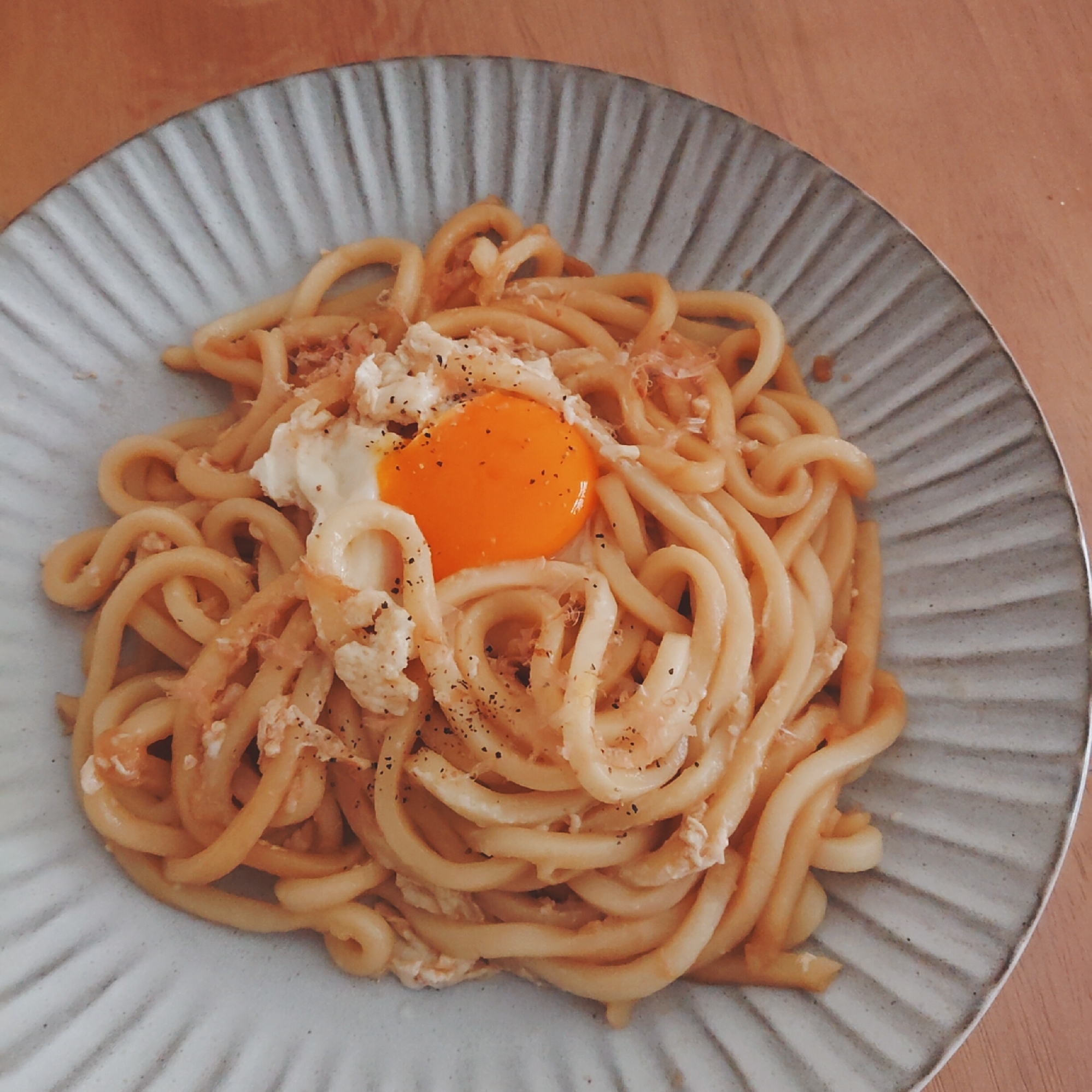 簡単焼きうどんの卵のせ