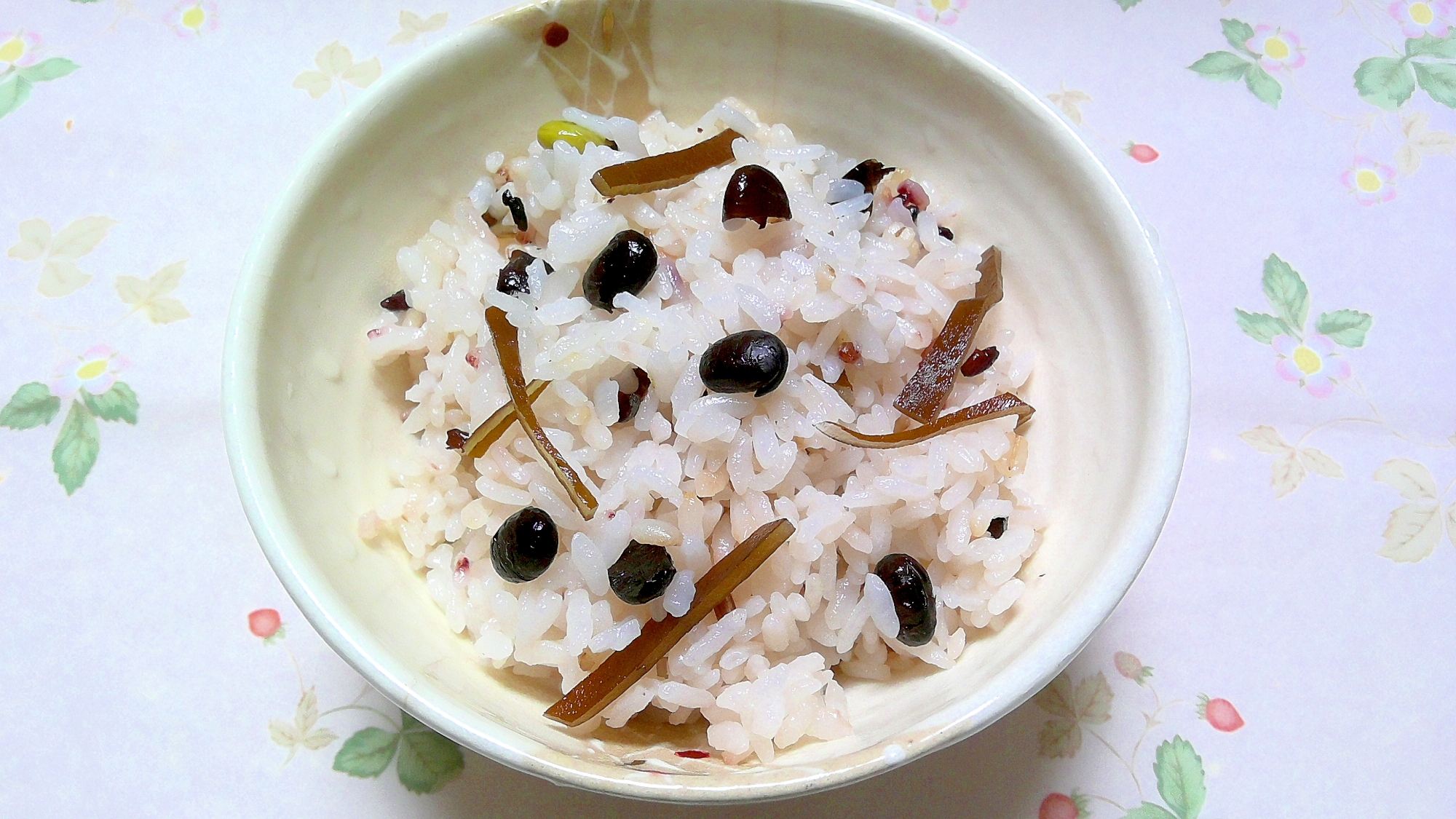 簡単で栄養豊富！黒豆茶の黒豆・昆布入り雑穀ご飯