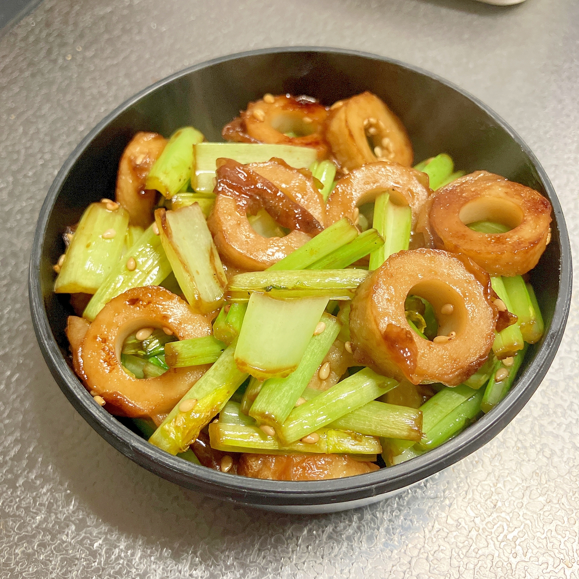 簡単副菜★かぶの葉とちくわの炒めもの