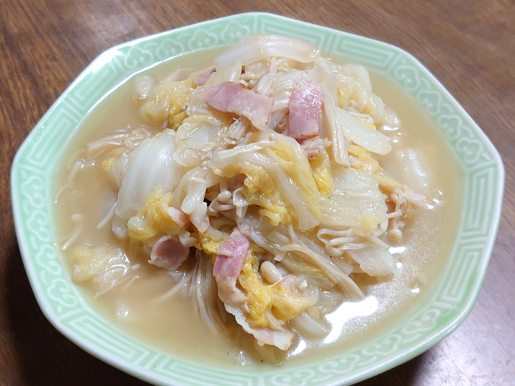 白菜とベーコンとえのきのコンソメ蒸し煮