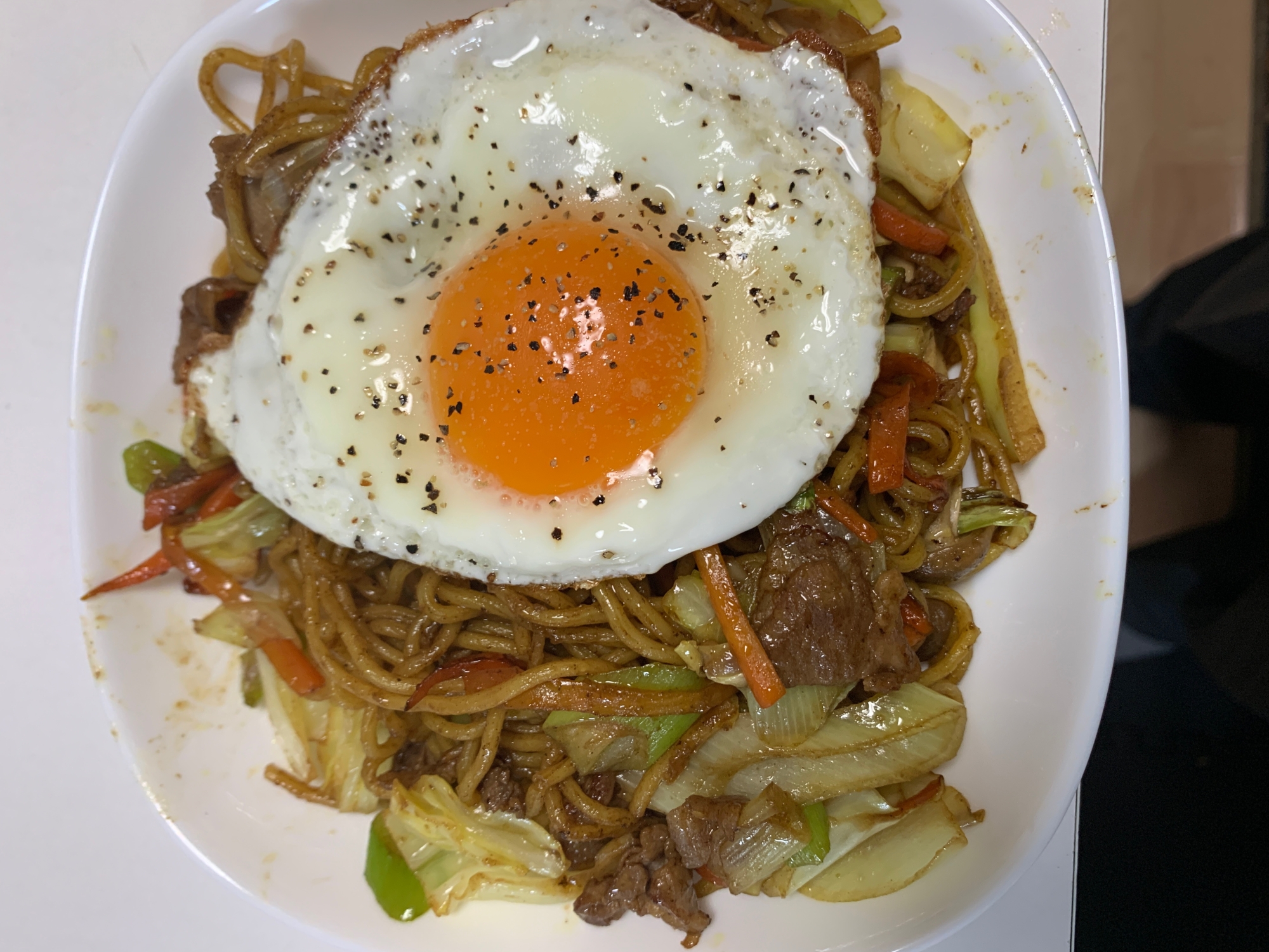 焼きそば　カレー風味目玉乗せ