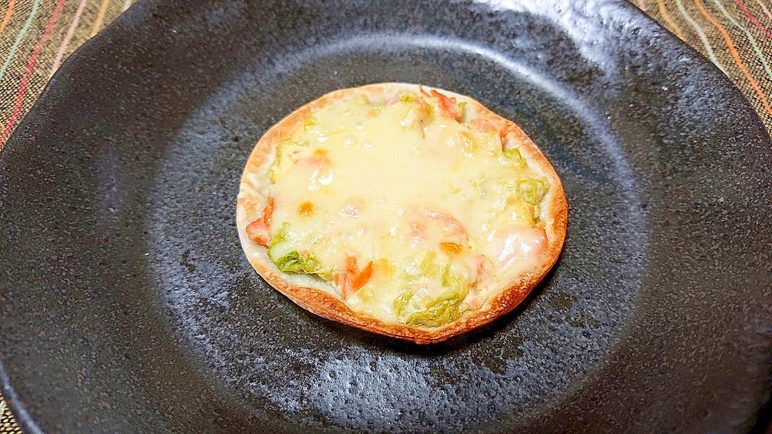 餃子の皮de鮭とレタスのピザ