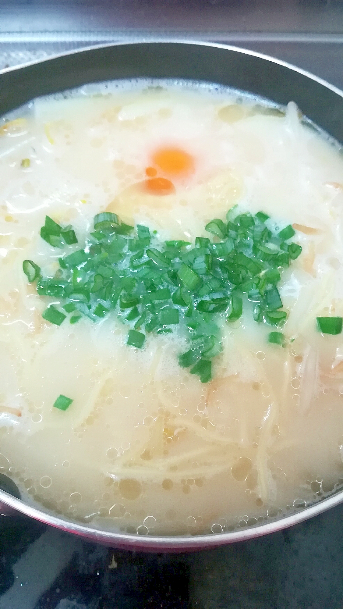 もやし玉ねぎ入り☆ネギと落とし卵の豚骨ラーメン