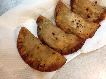 こんばんは☆
初めて揚げ餃子を作りました。焼き餃子と違い揚げ加減がちょっと難しかったですが、カリっと香ばしく美味しかったです(*^^*)