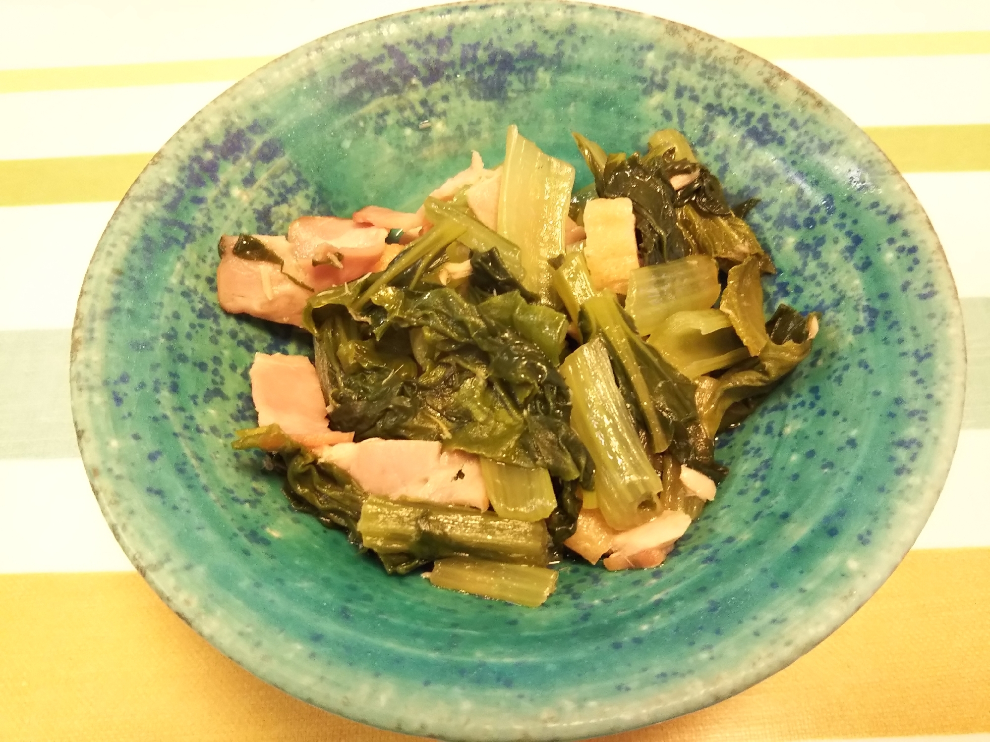 小松菜とツナ缶、ベーコンのさっと煮