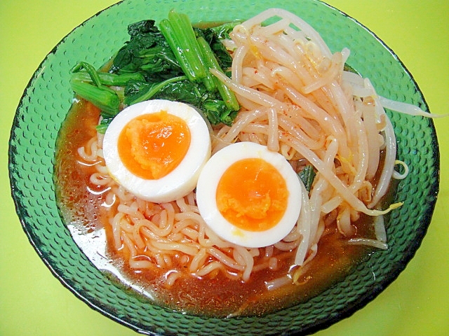 緑の丸皿に盛り付けた辛ラーメンの冷やし中華
