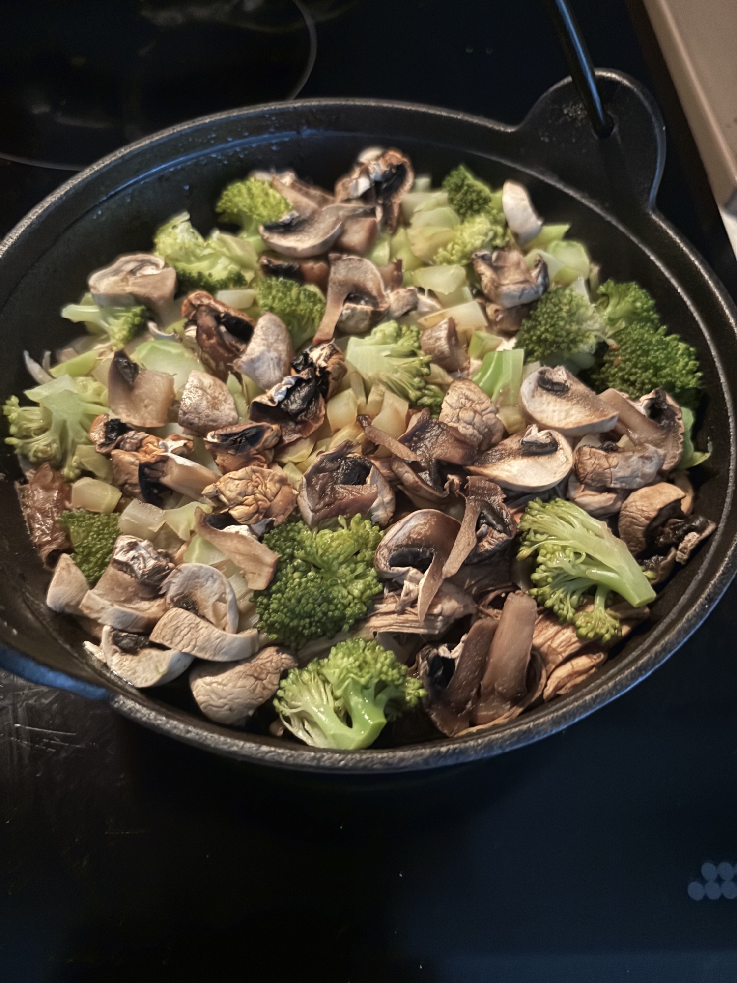 鉄鍋で炊いた旨味たっぷり具沢山ご飯