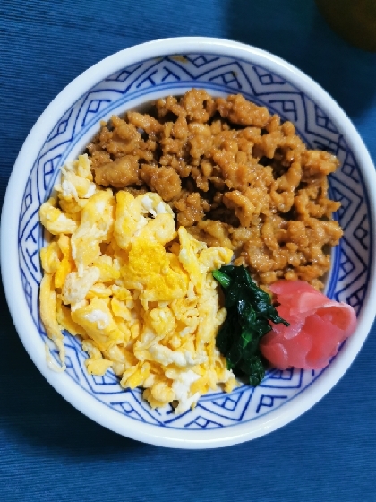 鶏そぼろを使って三色丼にしました！二倍の量で作り冷凍して、また食べたくなった時にすぐ食べられるようにしました！美味しかったです！