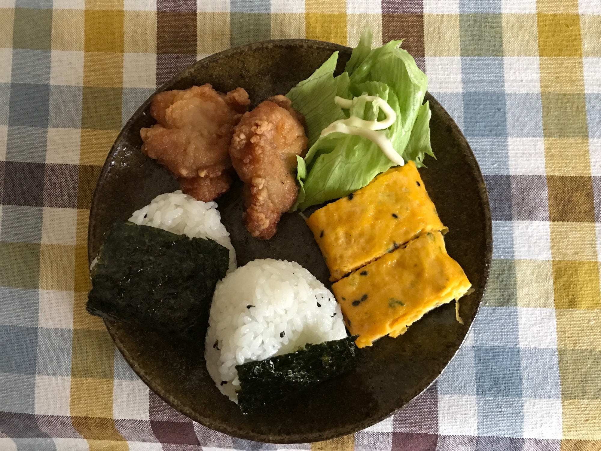 ゴマおむすびと卵焼き、唐揚げの朝ごはん