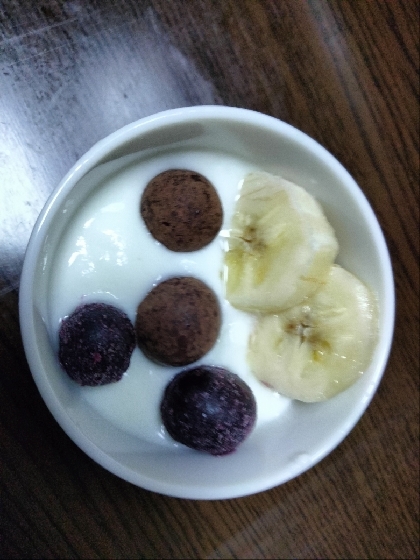 こんにちは。丸いチョコ、冷凍ブルーベリー、バナナで、可愛い美味しいデザートができました(^^)レシピ有難うございました。