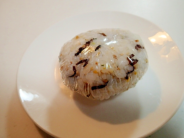 塩昆布とミートボールのおにぎり レシピ 作り方 By ぷ みぃまま 楽天レシピ