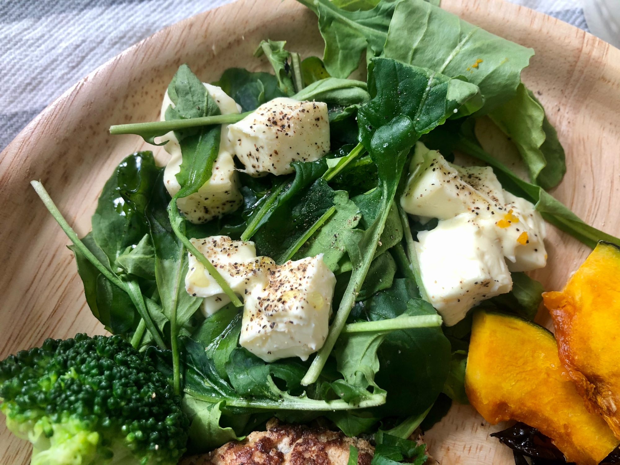 ルッコラとクリームチーズのサラダ カフェ風 レシピ 作り方 By 名探偵あな 楽天レシピ