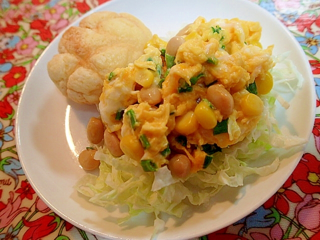 大豆・コーン・葱の炒り卵とメロンパンのワンプレート
