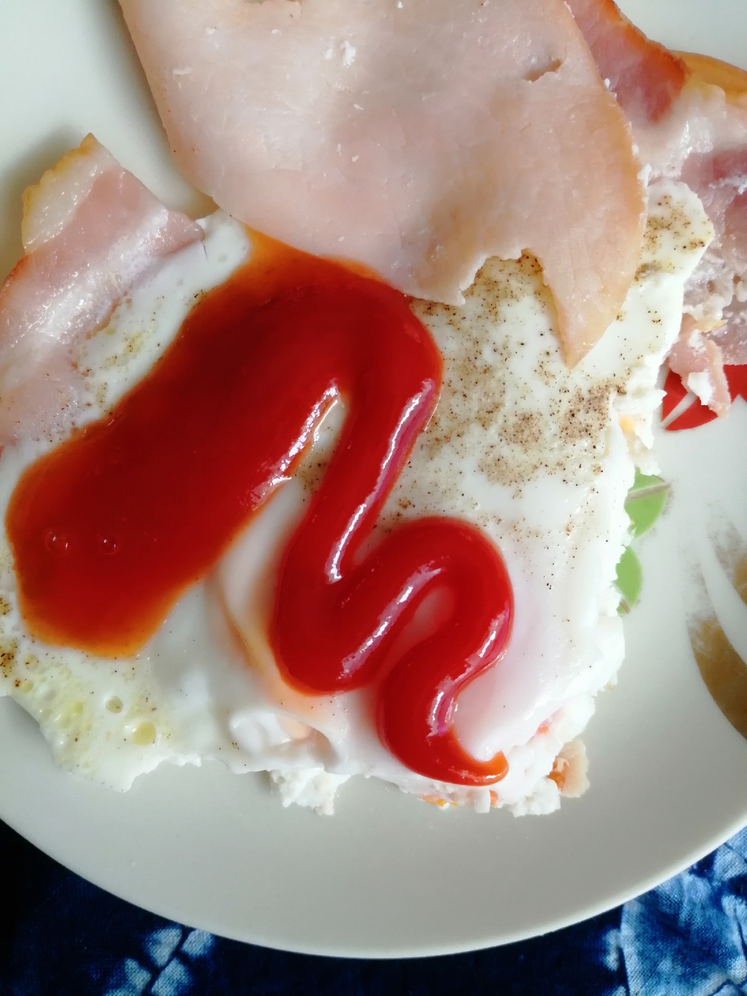 ロースハムとベーコン入りケチャップかけ目玉焼き レシピ 作り方 By ジオ お休み中 承認だけで 楽天レシピ