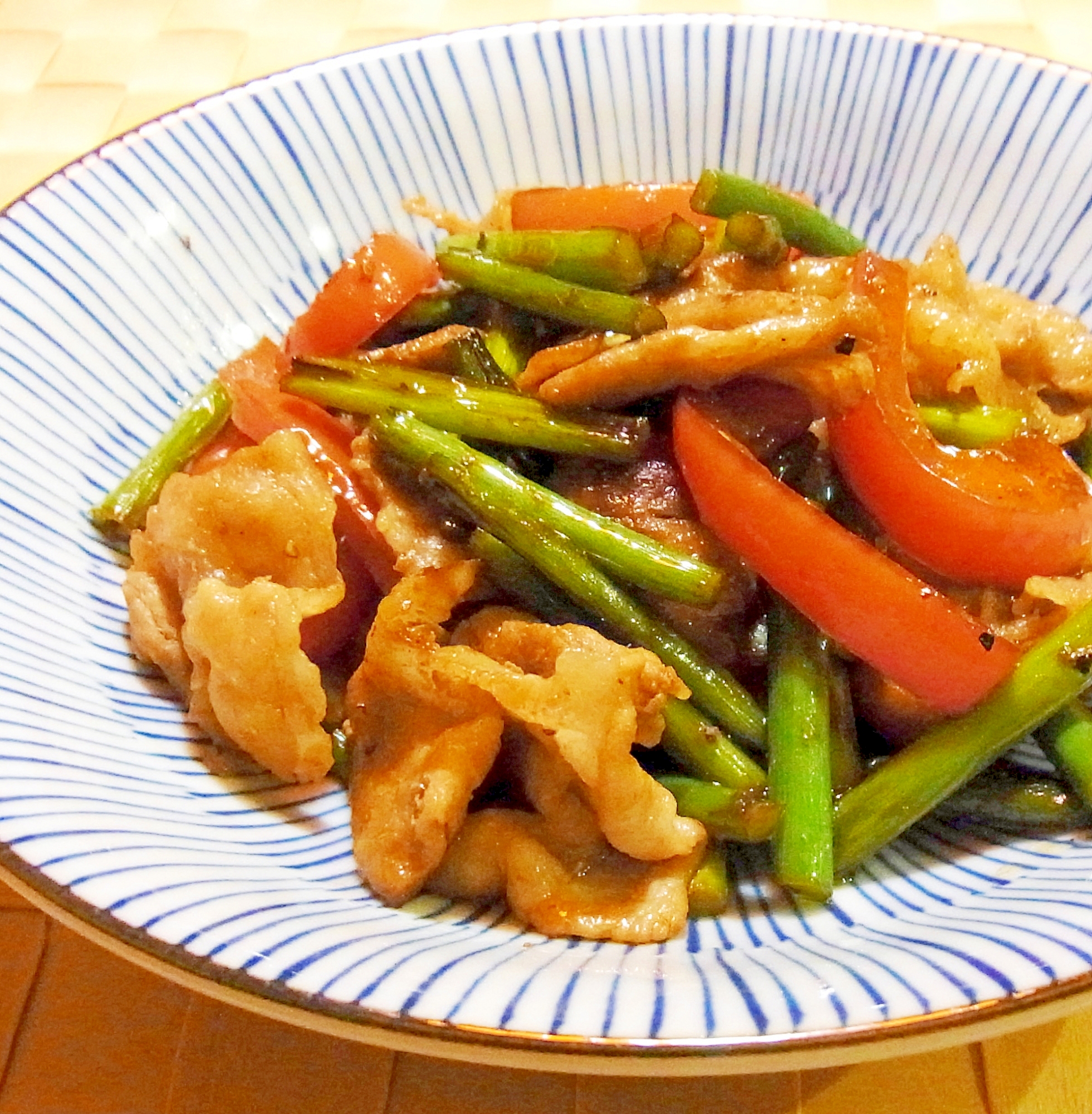 にんにくの芽とパプリカと豚肉の醤油炒め