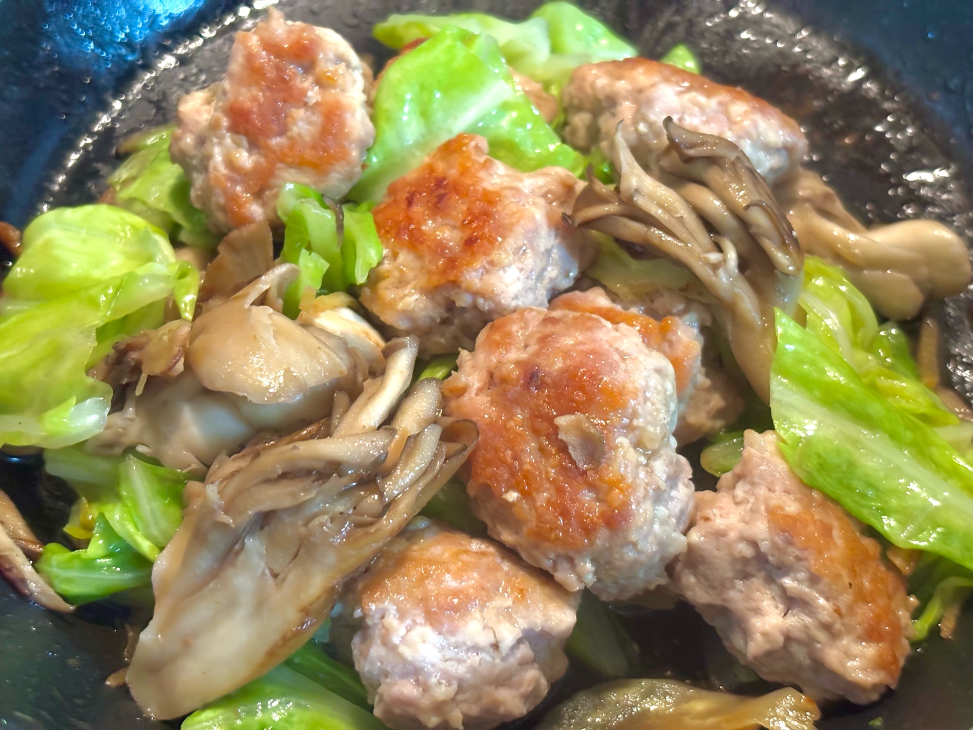 鶏ミンチ& 新キャベツ、舞茸の炒め物