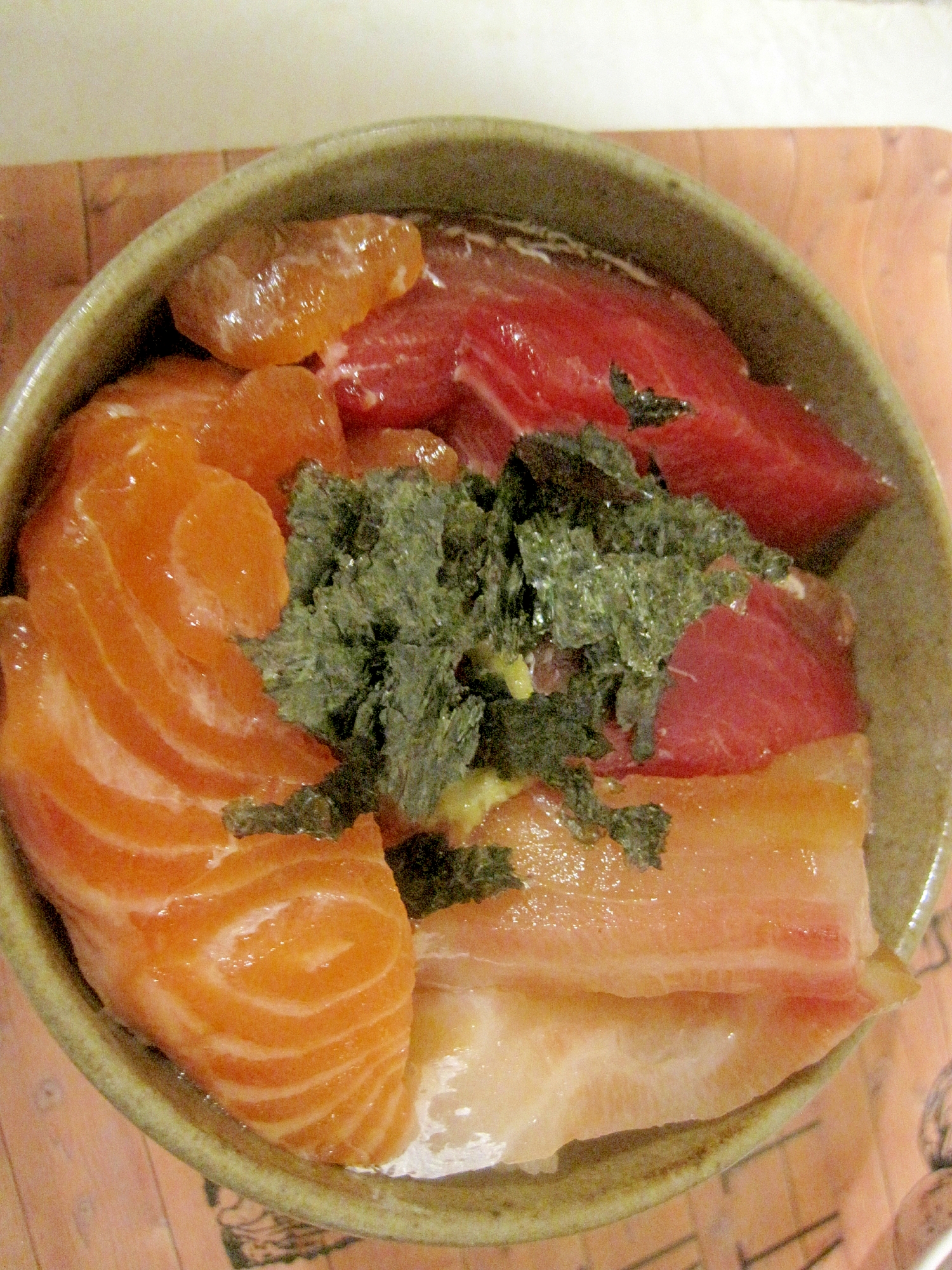 まぐろとサーモンと鯛の海鮮丼