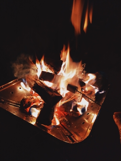 キャンプ飯スィーツ☆焚き火で焼きマシュマロ
