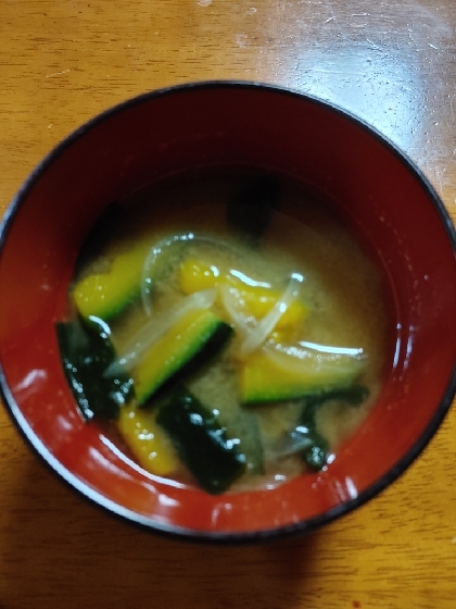 南瓜と玉葱、ワカメの味噌汁