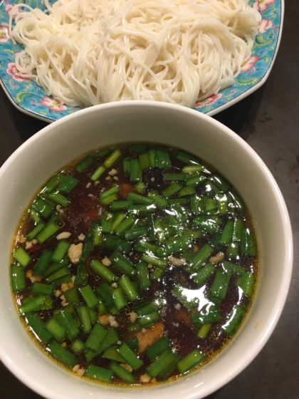 暑い夏にさっぱりしっかり　ひき肉ニラ素麺