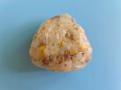 おかかプラスの香ばし鶏そぼろおにぎり