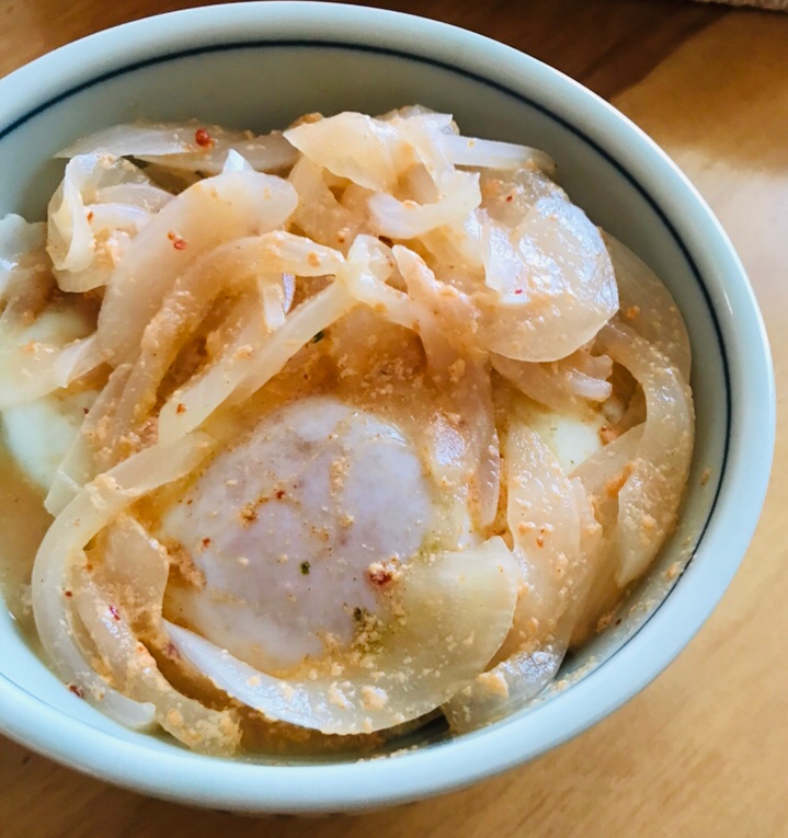 新玉ねぎのピリ辛煮のせ目玉焼き丼