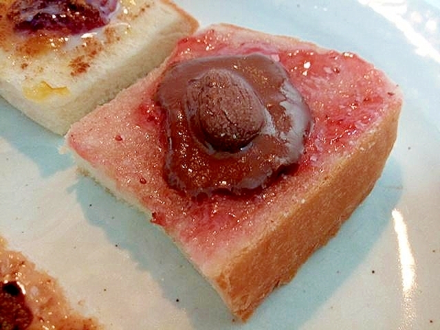 苺ジャムとアーモンドチョコのトースト