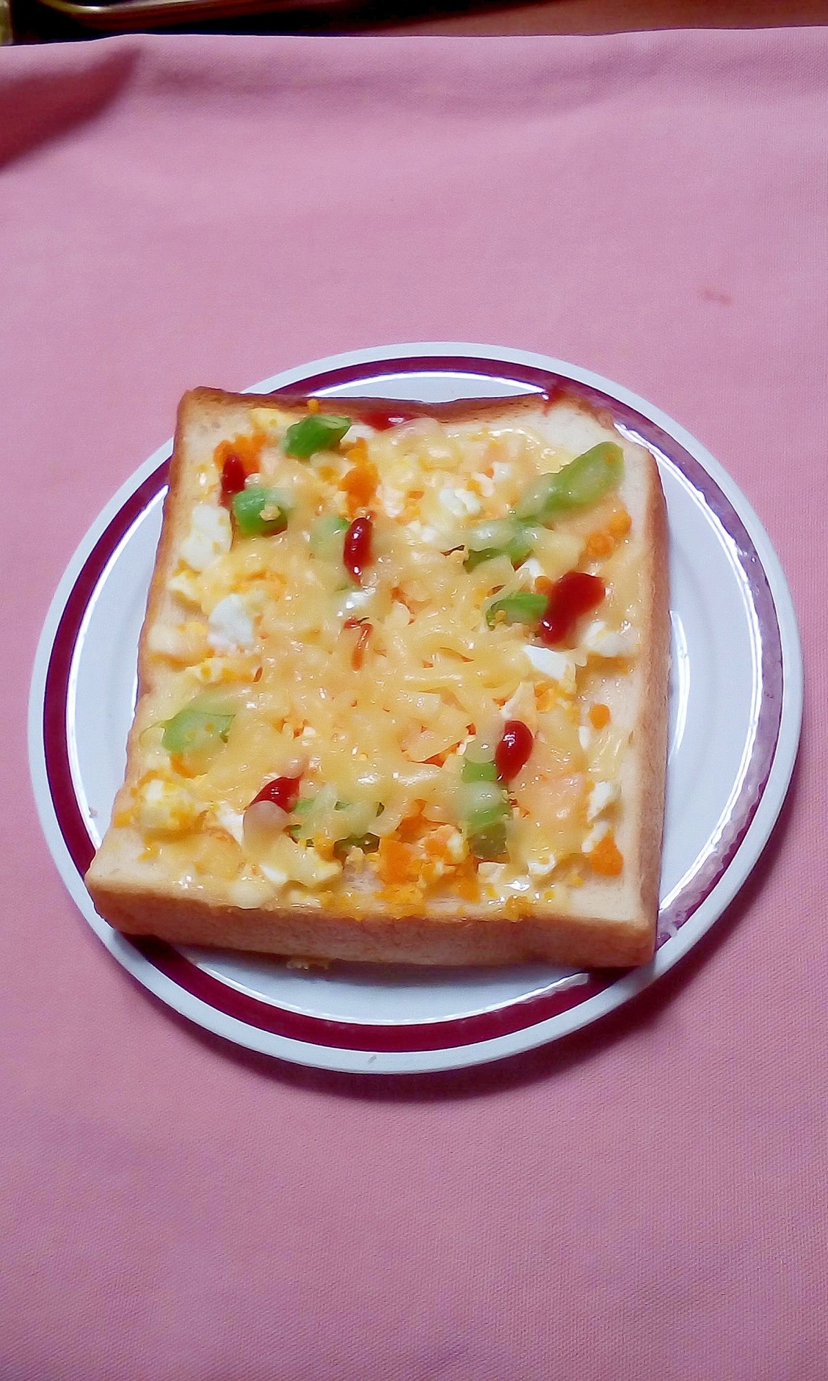 卵とアスパラのチーズトースト
