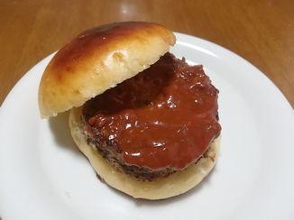 トマトソースのハンバーガー