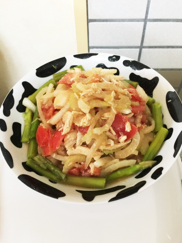 蒸し鶏と手作りドレッシングのサラダ