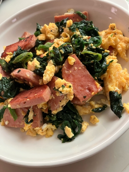 スパムとホウレン草と卵の炒め物