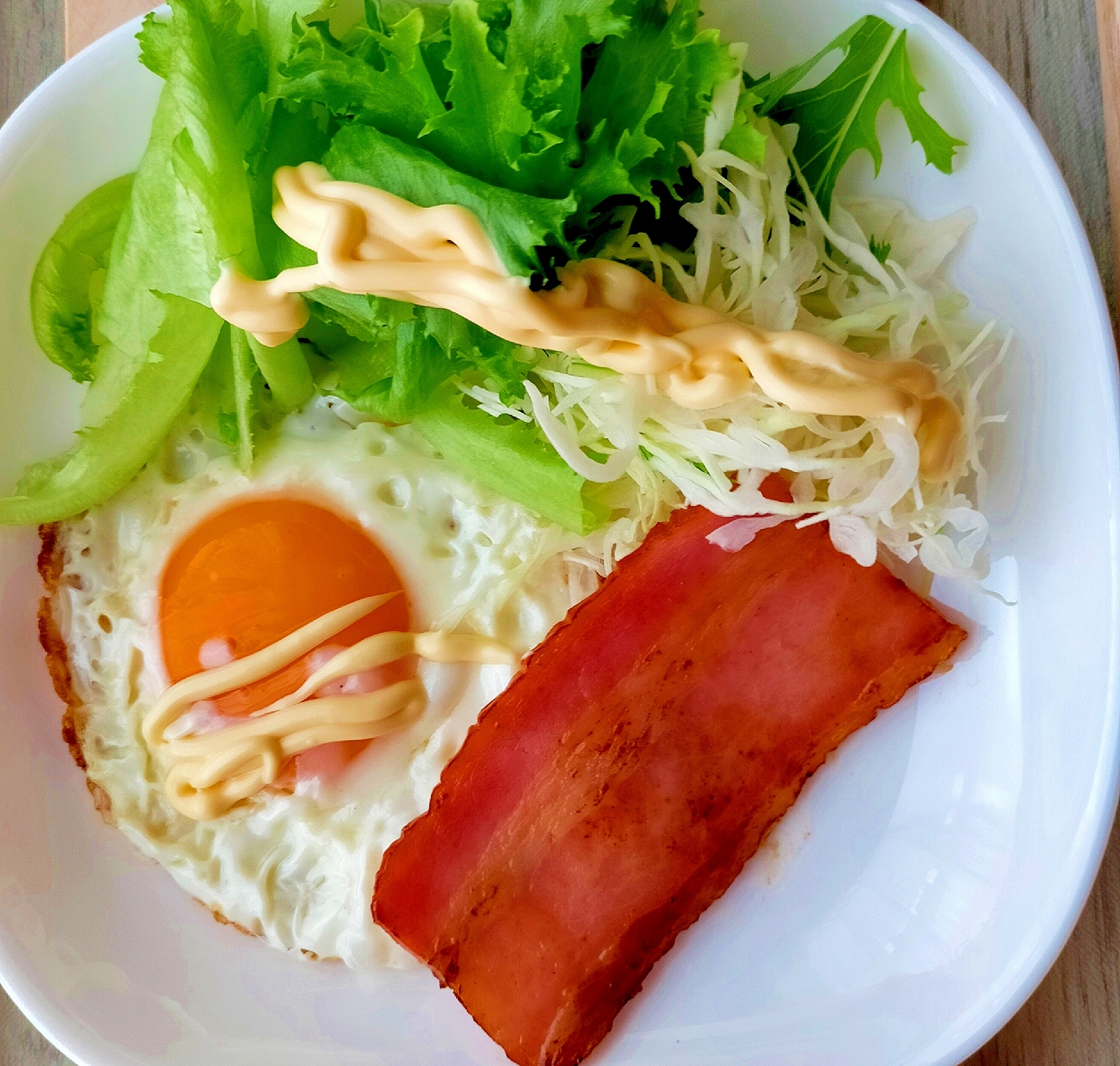 今日の朝食!ベーコンエッグのマヨネーズのせ